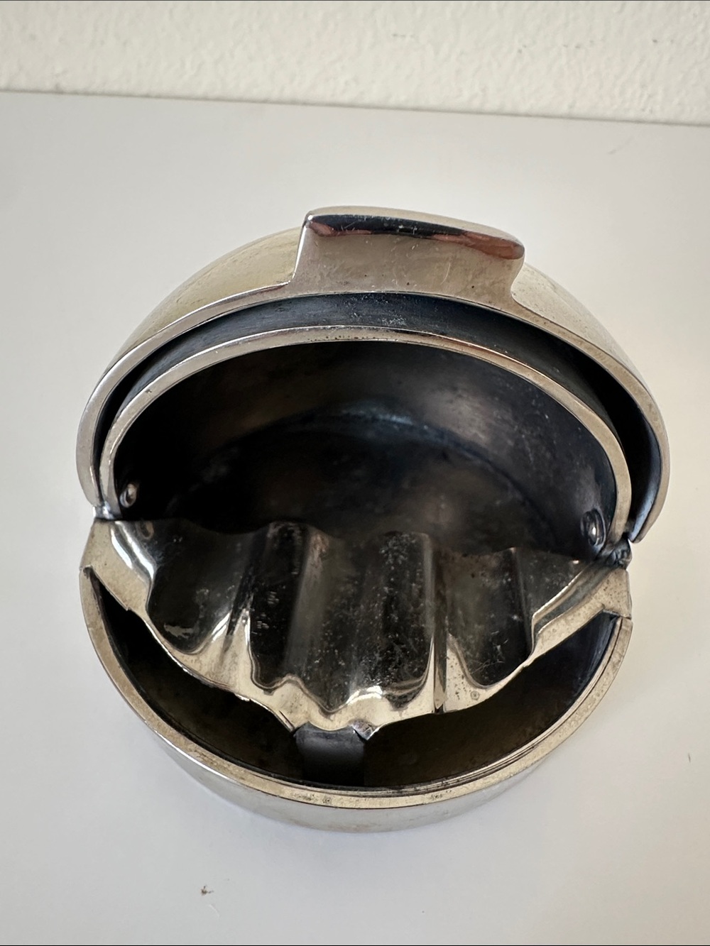 Urban Stainless Steel Sphere Flip-Top  Windproof Metal Ashtray with Grooved Rest